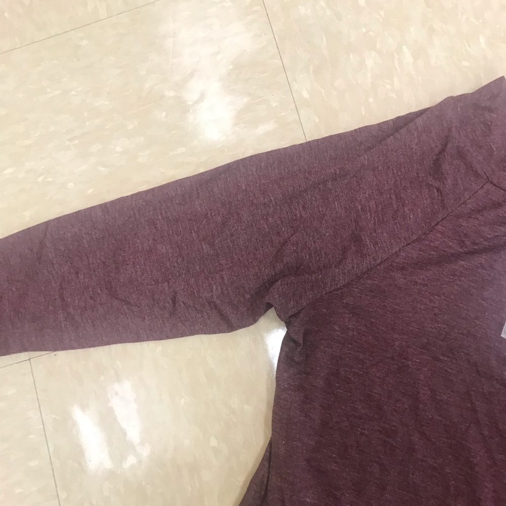 Adorable log sleeve top.